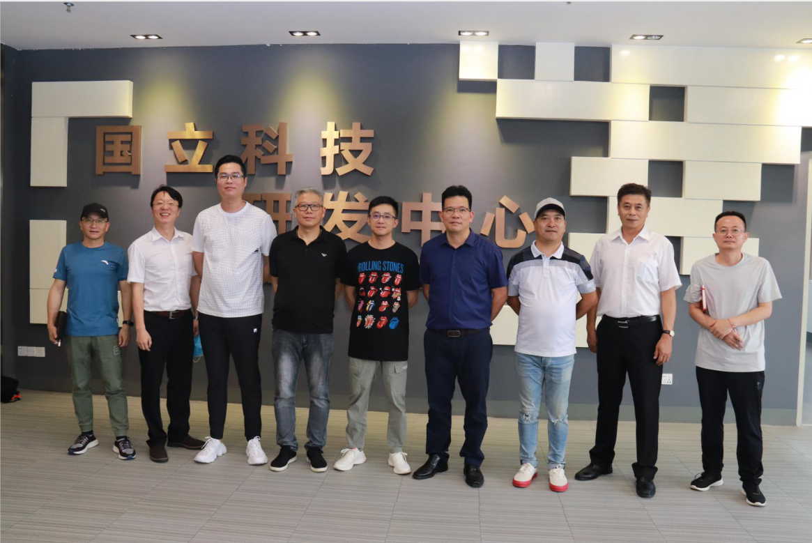 安踏研發(fā)副總裁王有承率公司創(chuàng)新部高工、資深設(shè)計(jì)師參訪我司